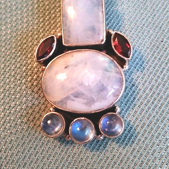 BEAUTIFUL MOONSTONE AND GARNET PENDENT - Picture 2 of 8